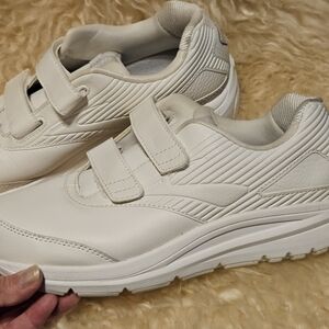BROOKS brand all White leather men's Size 7.5 sneakers